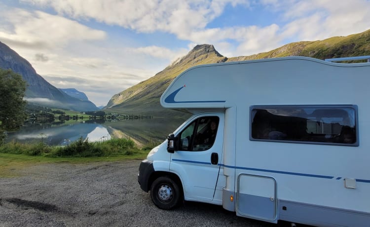 Family camper with XL garage and a cozy sitting area! (6Person)