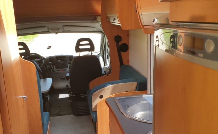 Homecar2 – Camper famiglia HomeCar2 completo con aria condizionata motore e pannello solare