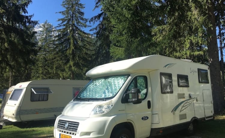 Vivez une aventure dans notre spacieux camping-car pour deux personnes.