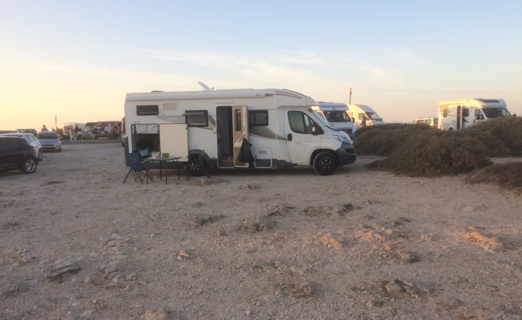 Camping-car familial attendant que la famille découvre l'Europe ensemble