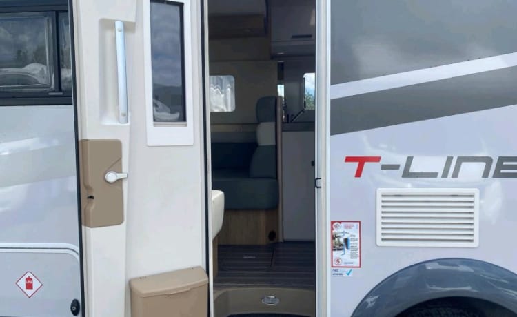 T line 590 – 2021 Four berth Roller Team semi-integrated. 5.99M easy to park. 