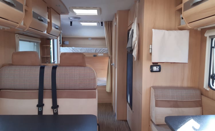 Camping-car familial de luxe avec beaucoup d'espace pour s'asseoir et dormir Sunlight A72