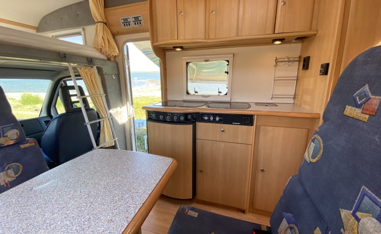 Lola Frisia – Compact fully furnished 6 person camper with bunk top layout