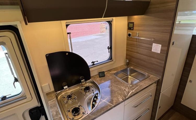 Zeer luxe, ruime en comfortabele 6 pers. familie camper - Ford Alcove uit 2021 – 6 pers. Famille camping-car - Ford alcôve à partir de 2021