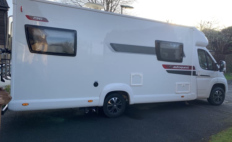 Autoquest 196 – Autoquest 196 motorhome 6 berth (delivery and pick up available)