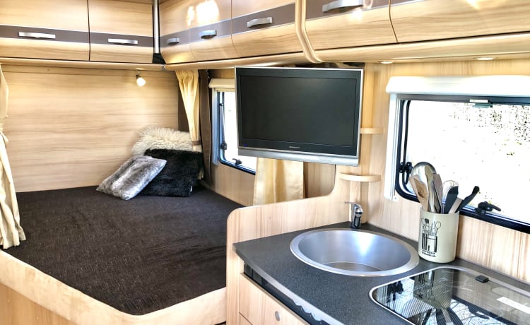 Very nice and complete spacious family camper for 2-4 persons