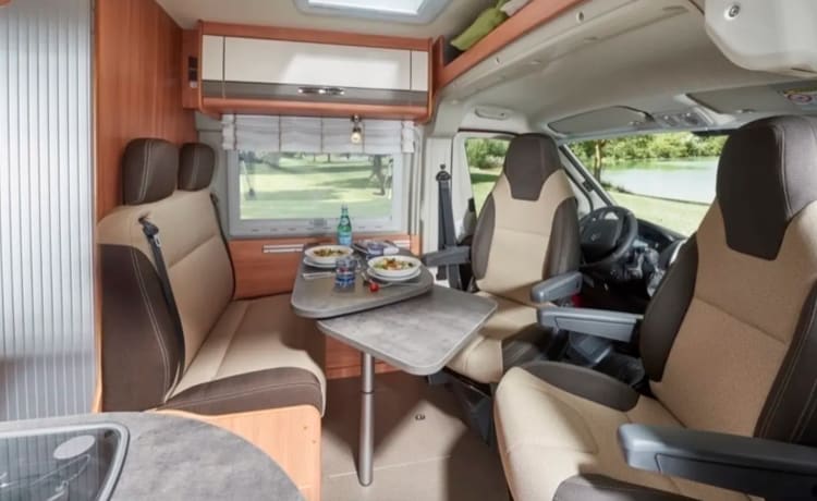 Camper bus fuori rete di lusso del 2018