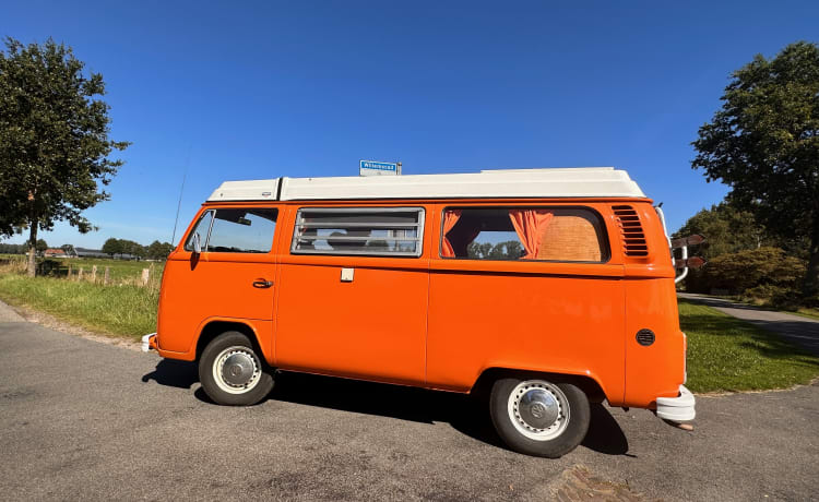 James – Klassischer Volkswagen T2b Camper von 1975