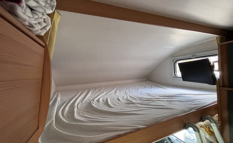 Luxurious neat family camper, 6 seats + belt, fully furnished