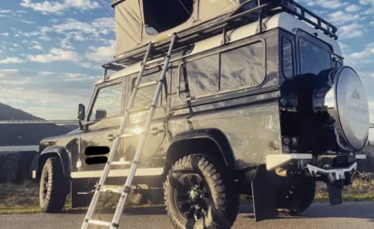 Landrover Defender 110 mit Tentbox-Unterkunft