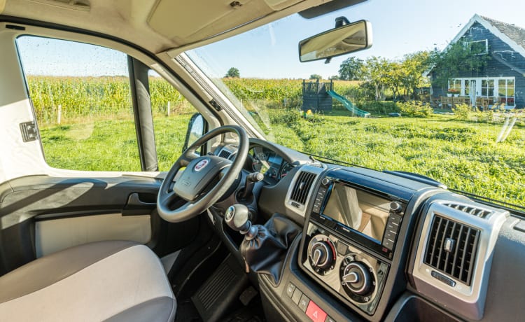 Camping-car bien équipé pour 4 personnes