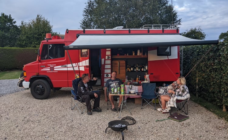 Helga – Klassisches deutsches Feuerwehrauto, umgebaut in ein luxuriöses 6-Bett-Wohnmobil