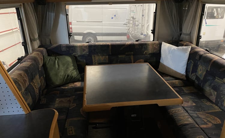 Rondzit – Hymer B534 Integraal camper met gezellige rondzit 