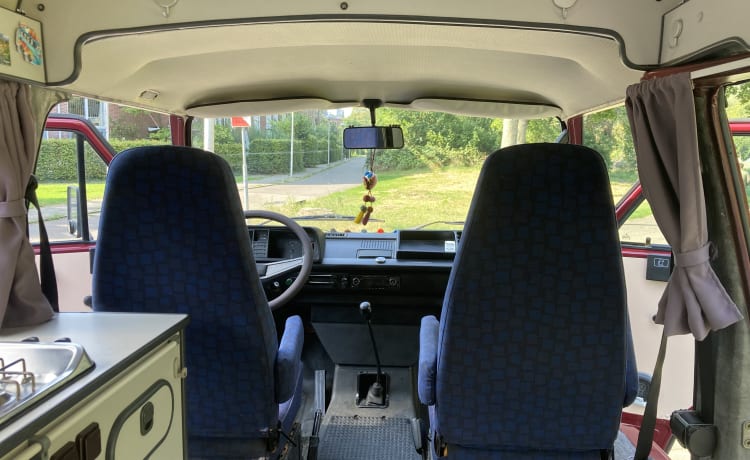 Jackie – Prachtige, sfeervolle 4p Volkswagen campervan uit 1983