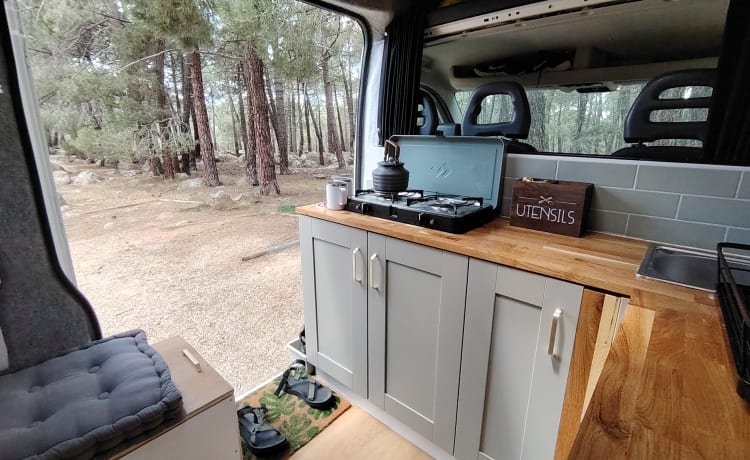 The Clamber Camper – Adventure Van, vast tweepersoonsbed, veel opbergruimte 