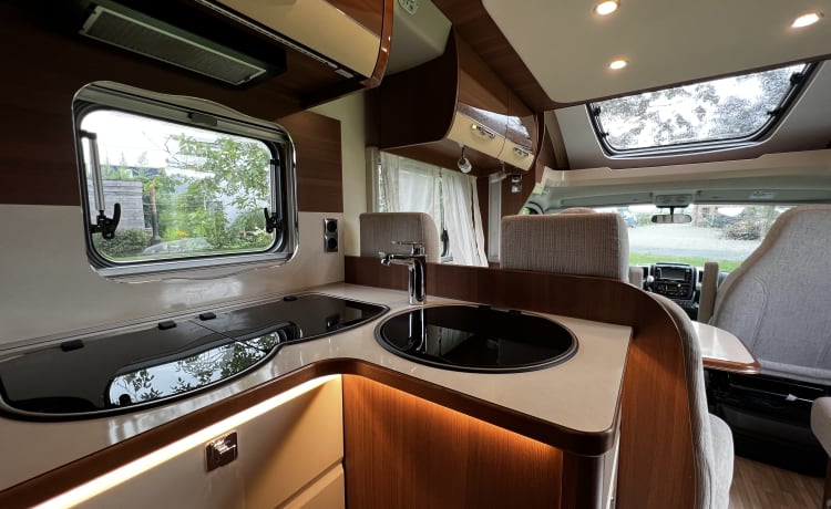 13 LMC T742 – LMC T742 semi-integrated camper 2020