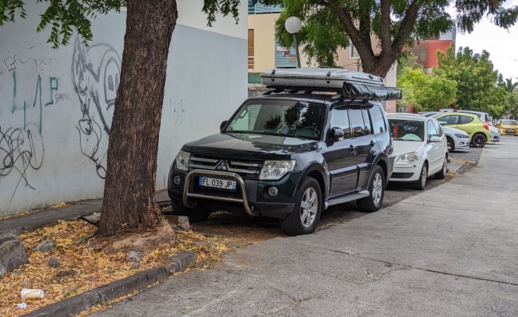 Le flamboyant  – Mitsubishi Pajero 4 -- Reunion Island