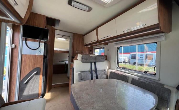 Lady Woodpecker – Luxuriöser Familiencamper für 5 Personen mit Etagenbett und Hubbett für 2 Personen.