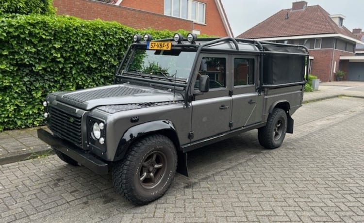 defender_stories – Land Rover Defender 130 avec 2 tentes de toit, auvent et équipement