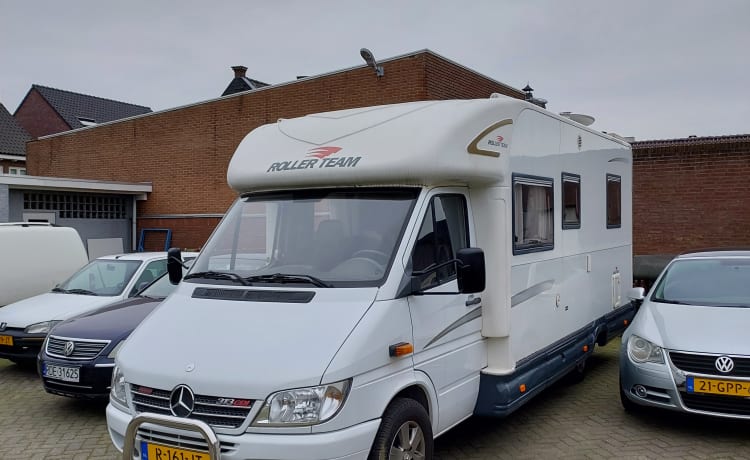 Roller Team – Camping-car semi-intégré 4 personnes