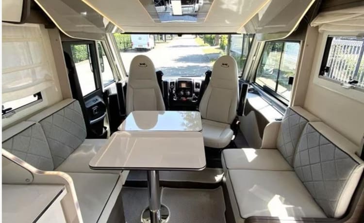 Travel in luxury with our Mc Louis for 4 people!