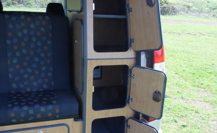 Dougal – Mercedes-Benz Campervan mit 4 Schlafplätzen aus dem Jahr 2010