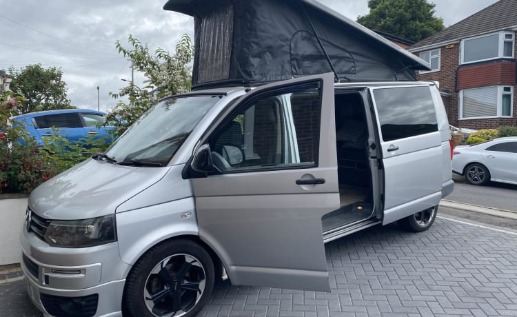 Lucky ☘️ – Camping-car VW Transporter T5.1 (T32) LWB fiable (toit relevable)