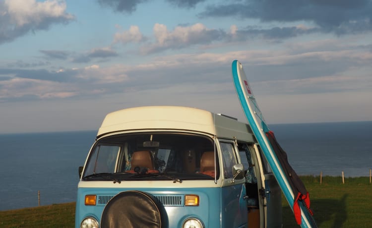 Sandy – Camper Volkswagen del 1979 con finestra a golfo, 4 nati, installazione solare fuori rete