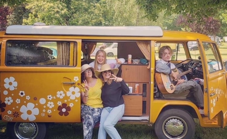 DEVON – louez un bus hippie original de 1976 !