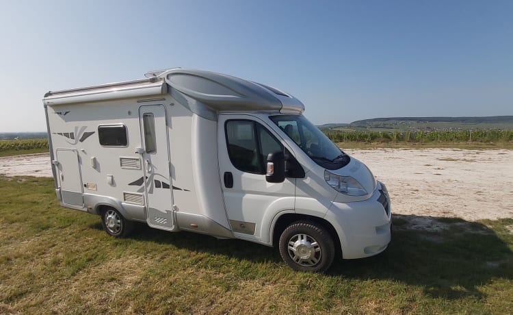 Very neat 6m camper for 3 people. Compact yet spacious!