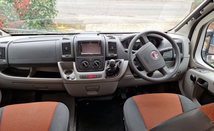 Max – 2/3 couchette Fiat Ducato 2010 autonome avec eau H&C, douche et WC