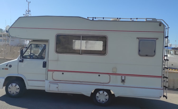 Simone – Camper Fiat Ducato Riviera 7 posti 2.5TDI da 100 € al giorno -  Goboony