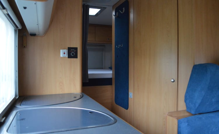 6-person family camper with AIRCO, spacious cross bed and large alcove