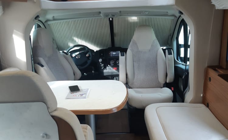 Hymer Family motorhome, semi-integrated 4 pers from 2016