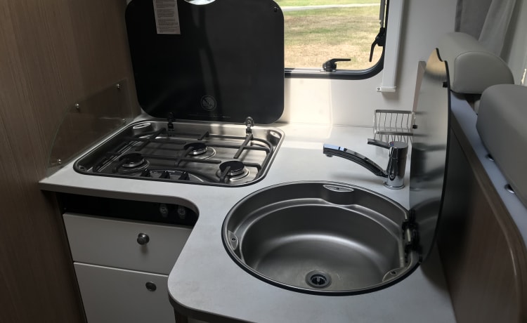 Moderner luxuriöser halbintegrierter Camper 4 Personen