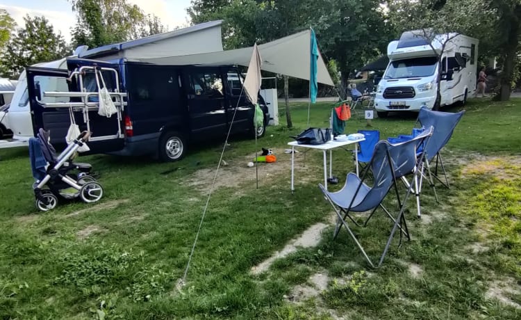 4p Ford campervan uit 2002, speciaal voor kleine kinderen