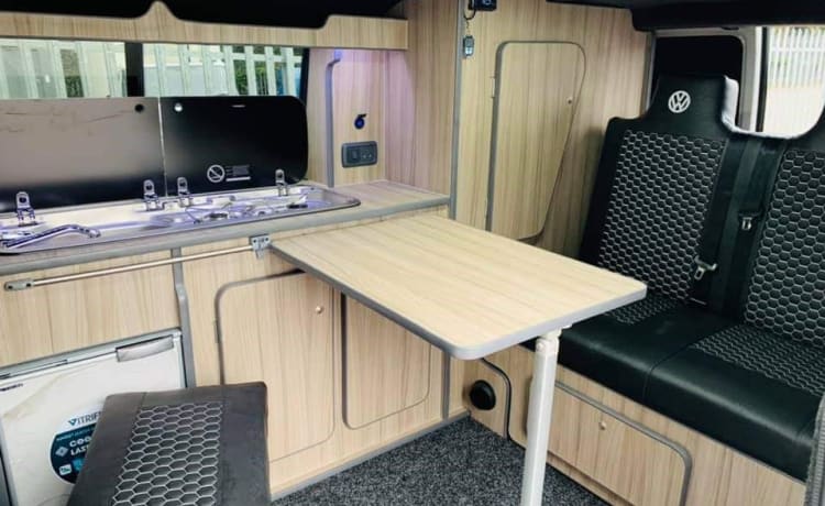 Nessa – VW Camper mit 4 Schlafplätzen (inkl. Versicherung)