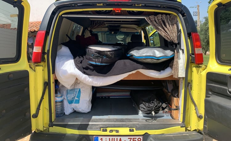 Crazy Yellow Chevy Van per andare tutti "Off Grid".