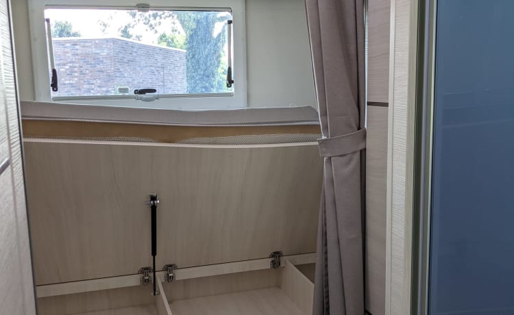 Chausson 720 Titanium Premium (separate room with bunk bed!)