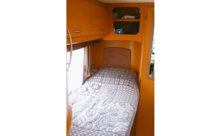 Pilote Explorateur 713 – Camping-car spacieux et soigné pour 4 personnes avec 2 lits simples et un lit escamotable pour 2 personnes.