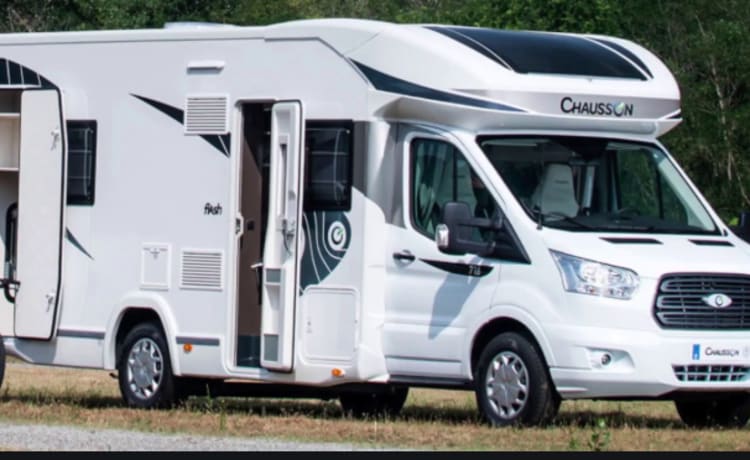 Bubble on wheels: child-friendly by lift bunk bed or spacious luxury for 2!