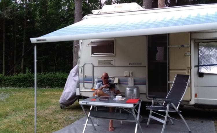 Robert 💕 – Cozy camper for 4 pers. with engine block from 2014!