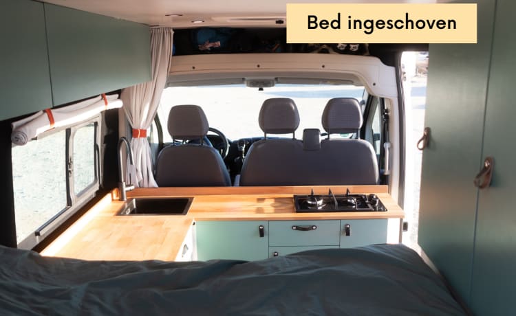 Compacte off-grid Peugeot Boxer met lengte bed voor 2 personen 