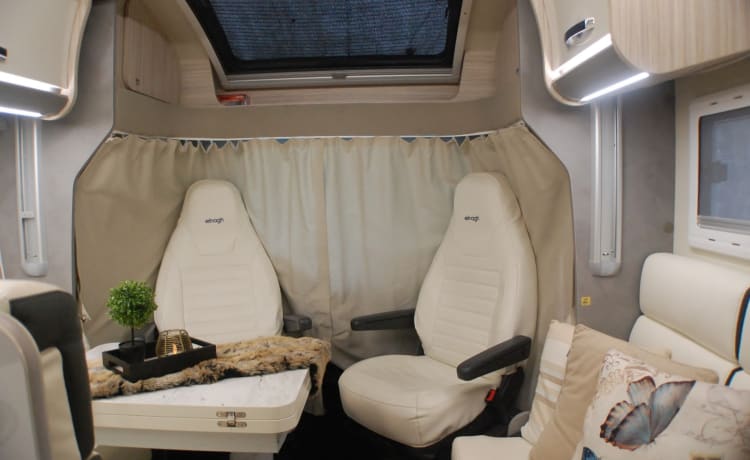 NU NIEUW IN DE VERHUUR – > Almost new, Luxury, Complete, Camper for 2-4p