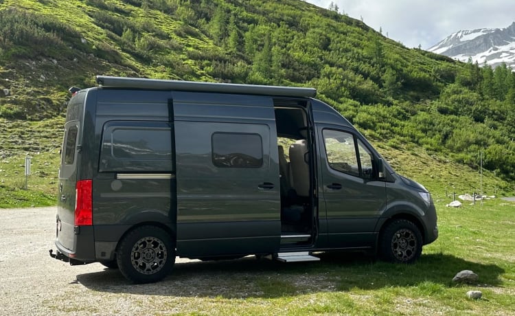 Adventurous Mercedes-Benz Hymer campervan 2p