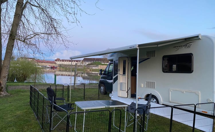 Bertha – 4 berth Bailey complete with secure dog pen