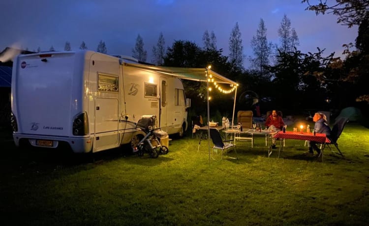 IB – Camping-car intégral Bürstner soigné pour 4 personnes