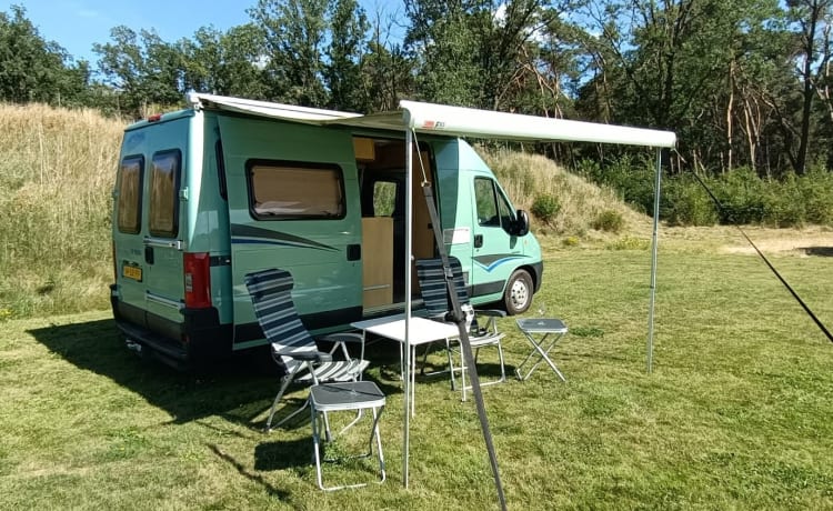 schöner possl bus camper mit fahrradträger für elektrofahrräder