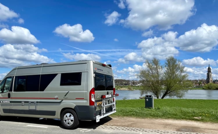 Luxury camper, like new, 5.99 m, automatic, 2 length beds