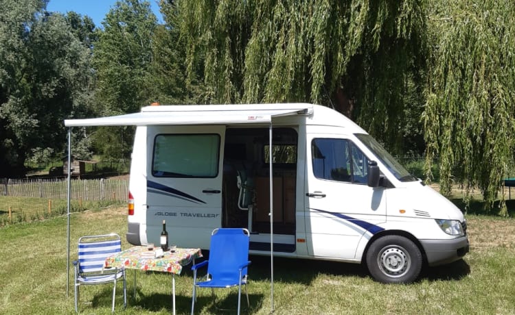 Barry Klasbak – Compact, cozy and maintained Mercedes Sprinter for 2 (tall) people